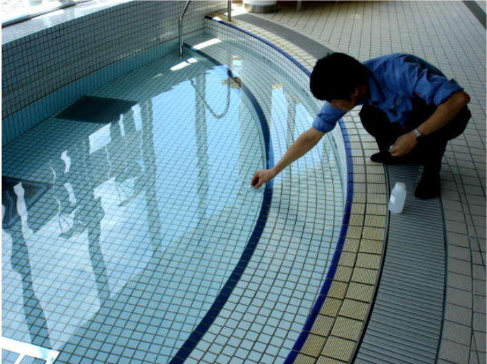 プール採水風景